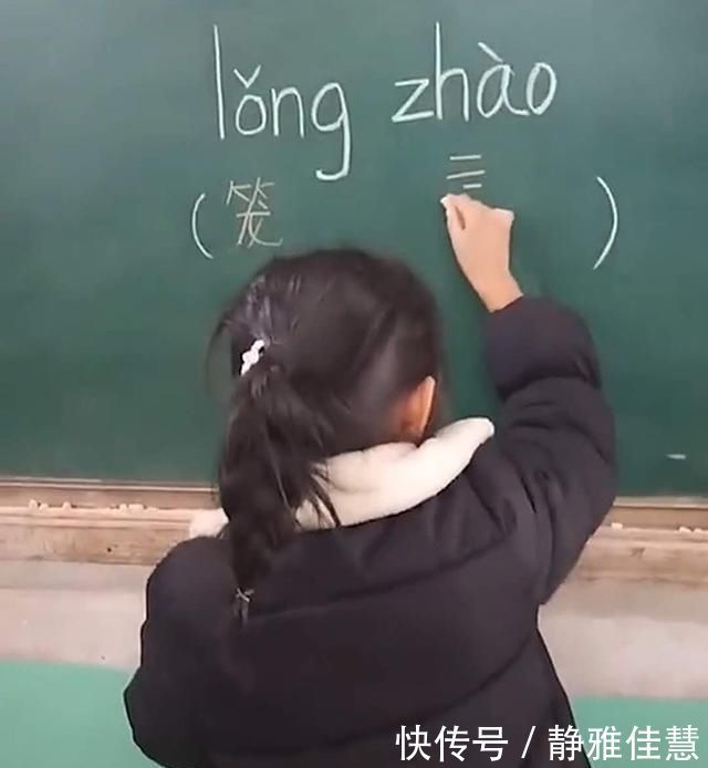 小女孩被老师点名上台听写，笔画顺序惊呆老师，网友不按套路出牌