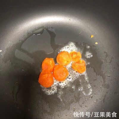 巨下饭|#巨下饭的家常菜#咸蛋黄和豆腐的奇妙碰撞