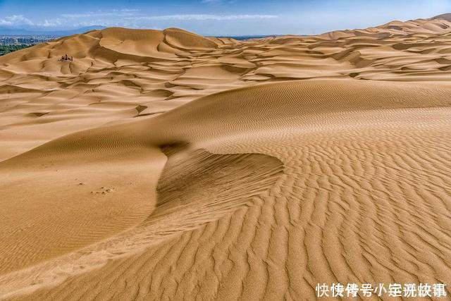 全球唯一一个“奇葩”沙漠在中国,沙子进不去,绿洲也进不去