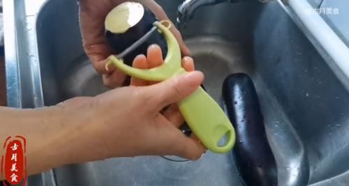  炒茄丝看似简单，原来也有小技巧，香嫩入味不油腻，古月的最爱