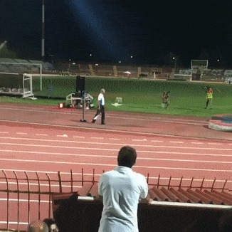 |搞笑GIF趣图:妹子get到一个好技能,不用美颜也能拍出美照