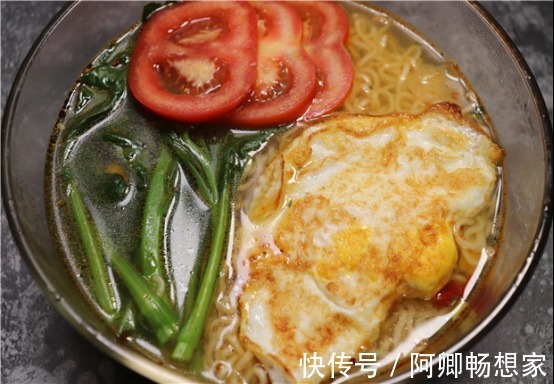 煮泡面，最“忌讳”先放面饼，原来一直弄错顺序，难怪油腻又难吃
