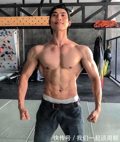 肌肉|居家型男更是肌肉靓仔,性感的人鱼线撩人心弦,胸肌和腹肌也圈粉