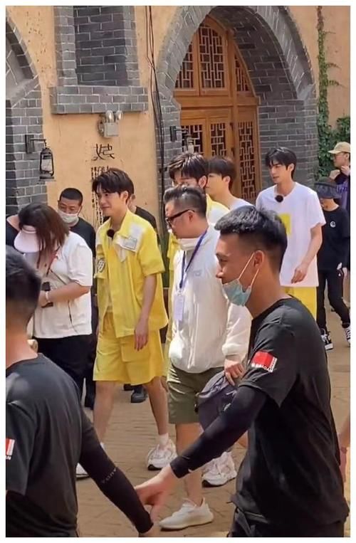 明星|明星录制又惹事！景区要求行人绕道，保安筑人墙，牌子标语引不满