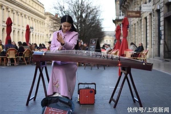 汉服女孩法国街头走红：我弹的是古筝，不是日本筝