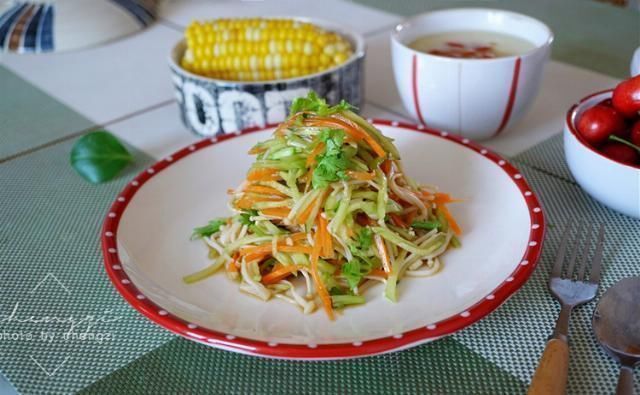 主食|黄瓜和它是绝配，晚餐搭配着吃，坚持半个月，裤带越来越宽松