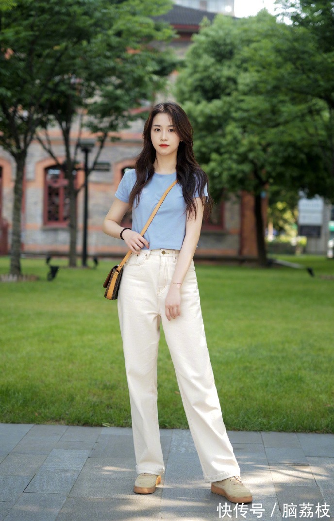 夏天|皮肤黑黄的女人,建议穿这4种“显白色”服饰,减龄又显气色