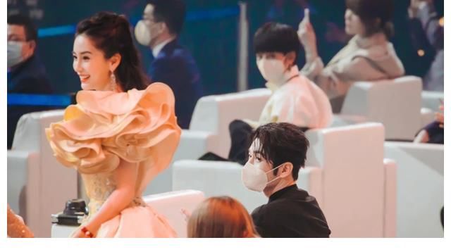 出鏡|黃曉明深夜曬美食，baby的粉色保溫杯出鏡，還有她最愛(ài)吃的紅燒肉