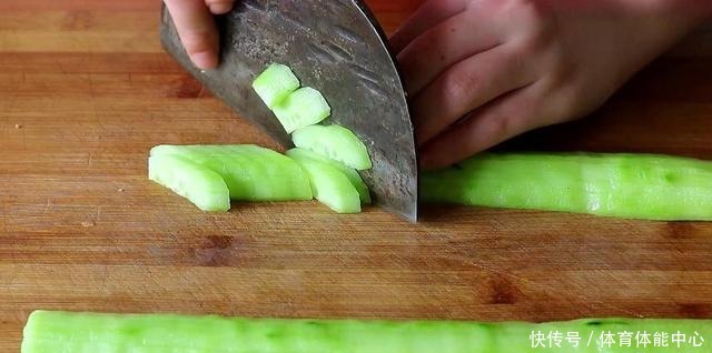 黄瓜自从学会这样做,我家都不买肉了,简单下饭,比吃肉还过瘾!