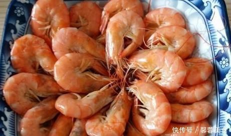 水煮大虾，有人放盐，有人放醋，厨师长教你正确方法做，嫩又滑