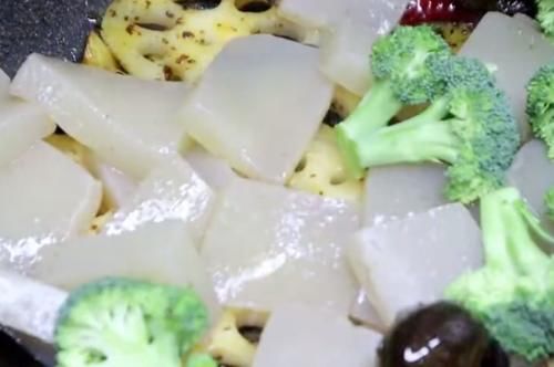  想吃烤鱼|烤鱼这样做又香又入味，加自己喜欢吃的配菜，边吃边煮，越煮越香