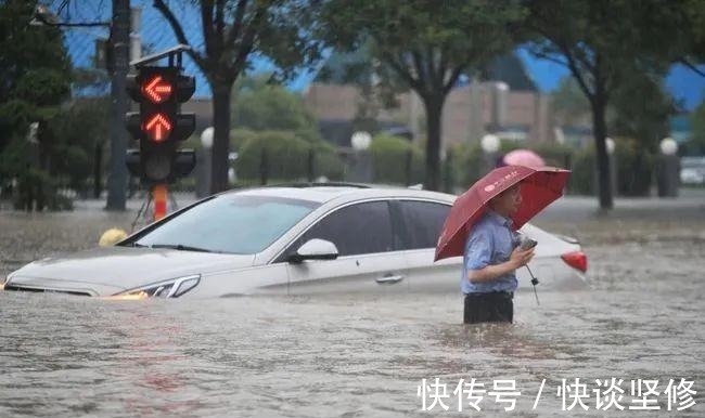 河南遭遇极端暴雨天气,多位民众冒雨犯险