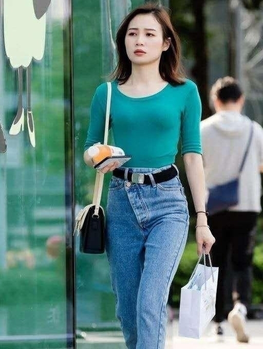 T恤 高冷女神休闲穿搭,五分袖T恤+复古牛仔裤,看不出30岁了吧