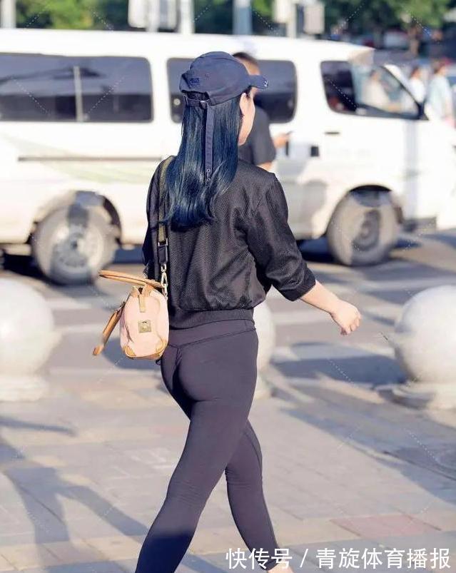 人间的天使 深灰瑜伽裤配个性夹克的穿搭,高级时尚又清爽利落