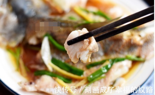 鲈鱼|这才是清蒸鲈鱼最好吃的做法,记住这3步,蒸出来又鲜又嫩滑