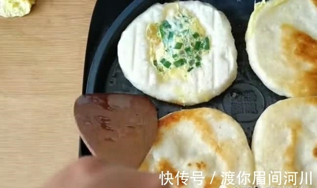 鸡蛋|4个鸡蛋,1碗面粉,不揉面,不擀面,简单做出超好吃的鸡蛋饼