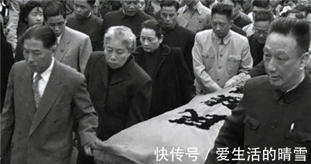 胡风$鲁迅先生的葬礼有多隆重:国母宋庆龄主持,胡风、巴金抬棺!