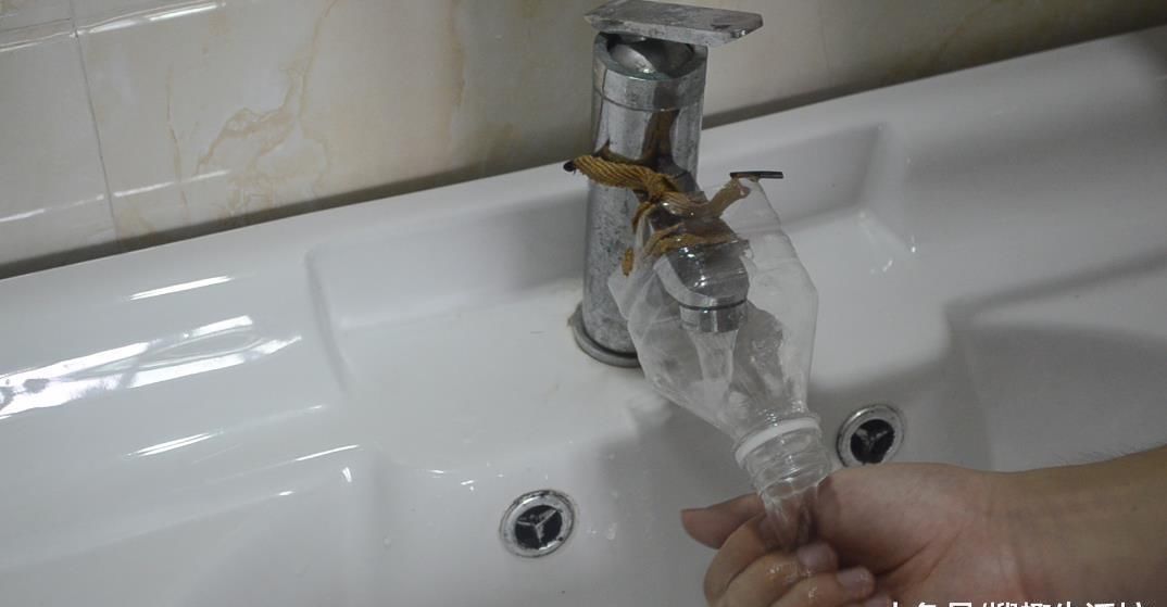 洗脸池|洗脸池上放一个塑料瓶, 没想到作用这么大, 看完赶紧去试试