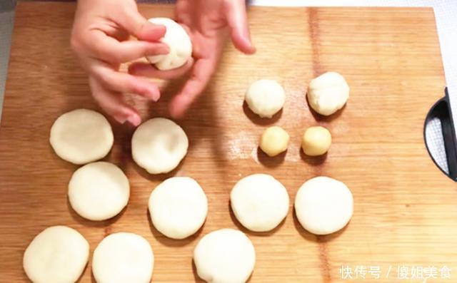 我家红豆从不熬粥喝,加一碗面粉,简单一做,出锅比蛋糕还好吃