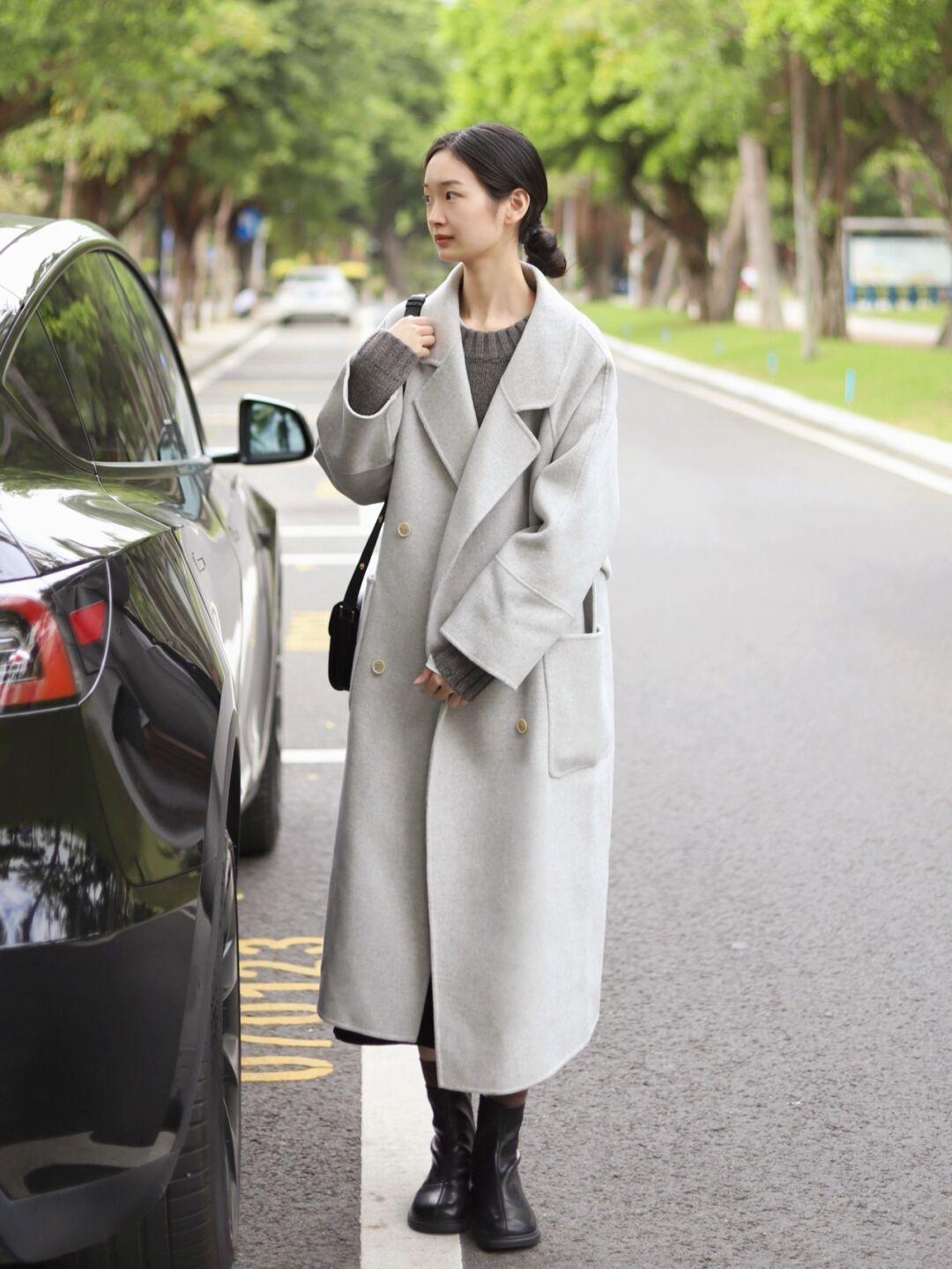 毛衣 冬天打底衫怎样选?一件红色针织衫+白色牛仔裤,休闲又显气色!