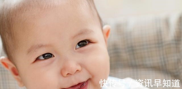 母乳|夜奶究竟躺着喂还是抱着喂妈妈不要图舒服,得为宝宝着想