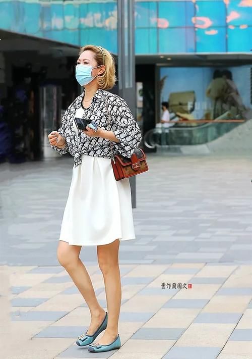 鞋子|街拍：浅口平底鞋美女，掩饰不住的轻熟风