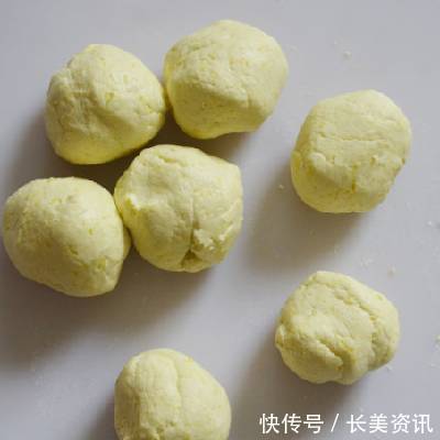 冬天最馋的就是这道南瓜饼,香甜糯口回味无穷,隔壁小孩都馋哭了