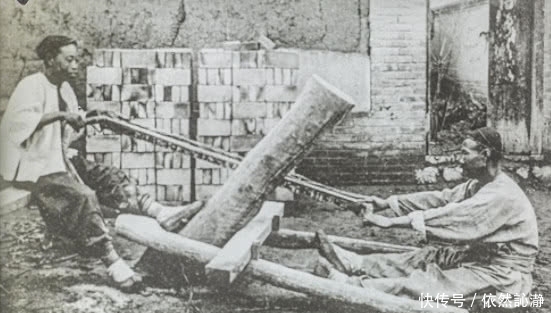 吃力|晚清罕见老照片：苦工吃力锯树桩，图3花园中午睡的女子