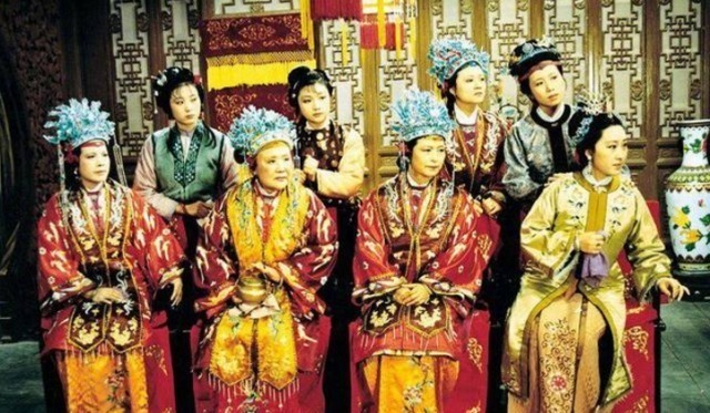 贾母|贾家败落一穷二白,甄家为何直到败落都富得流油?后台太硬