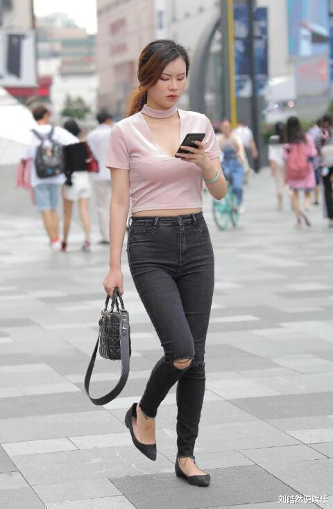 破洞牛仔裤搭配V领短袖,让你的造型充满休闲个性的气息