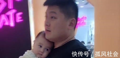 黄小花|奶爸“小鸟依人”式抱娃火了,这是我见过最豪华的“移动软卧”了