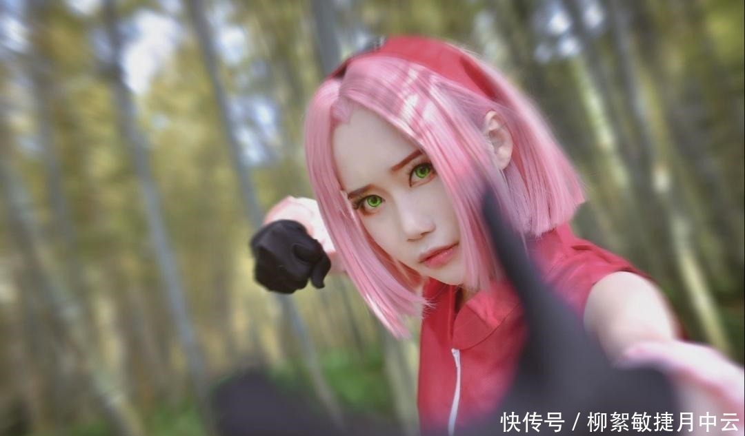 小姐姐|樱花雨中的春野樱,绿瞳红眉粉毛心动还原,木叶女神再现三次元