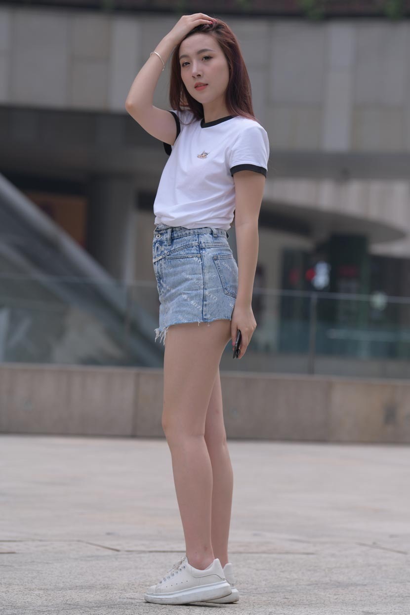 牛仔热裤|美女街拍:蓝色牛仔热裤美女