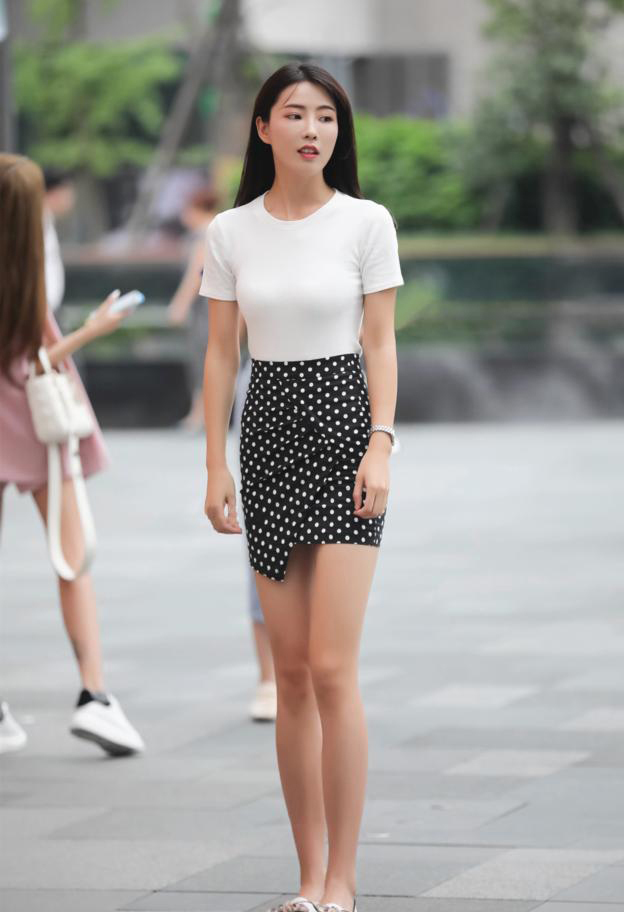 街拍：美女的成熟气息显得很是端庄，半袖配波点裙，很有魅力