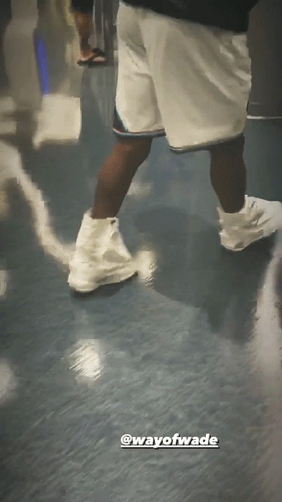 外层 又让他装到了!韦德上脚「纸袋鞋」真骚!设计师:还有八种玩法