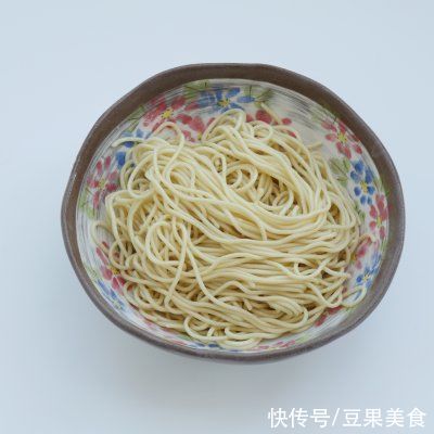 绿豆芽|酥肉凉拌面这样做百吃不腻，吃1次不过瘾