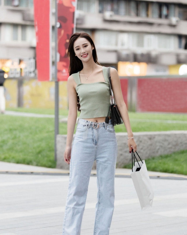 路人街拍,小姐姐身穿一件黑色紧身的小背心,清新洒脱