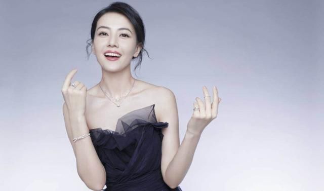 她号称“直男杀手”，出道23年从不参加综艺，网友：一股清流