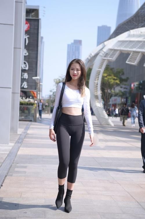 穿搭 路边穿上瑜伽裤的女人,走路都更有自信了,完美穿搭勾勒出好身材