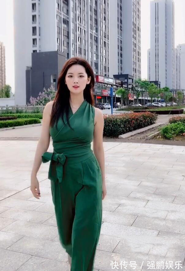 帅气 打扮帅气的都市美女,有种英姿飒爽的洒脱感