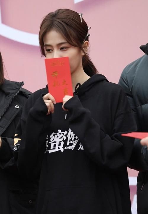 白鹿|小姐姐现身新片开拍仪式,字母卫衣运动感十足,尽显甜美范