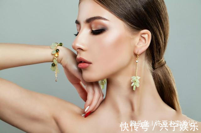 手表 女人戴手镯还是手表好看三个理由告诉你，别再戴错让人笑话