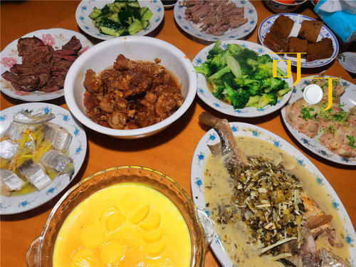 我们去公公婆婆家吃晚饭,老人家做了一桌子的菜,也因为考虑到我们平时爱吃西式的菜