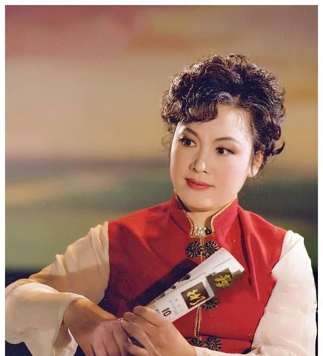 时代|都是女高音歌唱家,都奉献很多经典,郭兰英和李谷一谁唱得更好