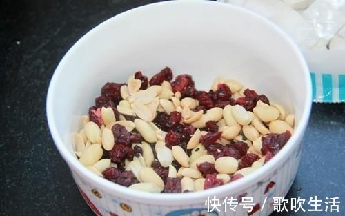 零食|网红零食雪花酥,其实自己在家也能做,甜而不腻,香酥可口