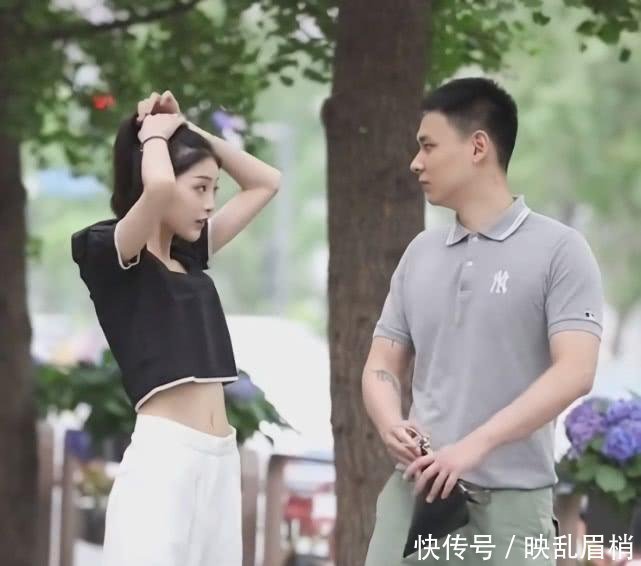 赶紧|美女穿男友的裤子出门,却因太瘦往下溜,男生赶紧用手挡住,大赞