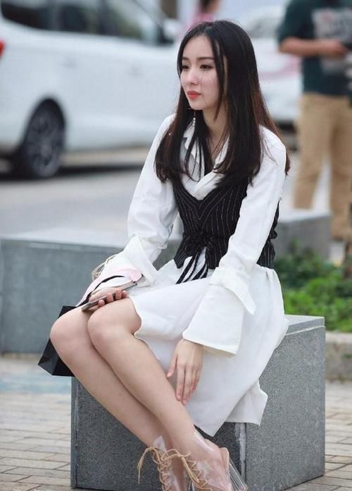  色彩|小姐姐穿雅致的长袖衫，看起来十分有型