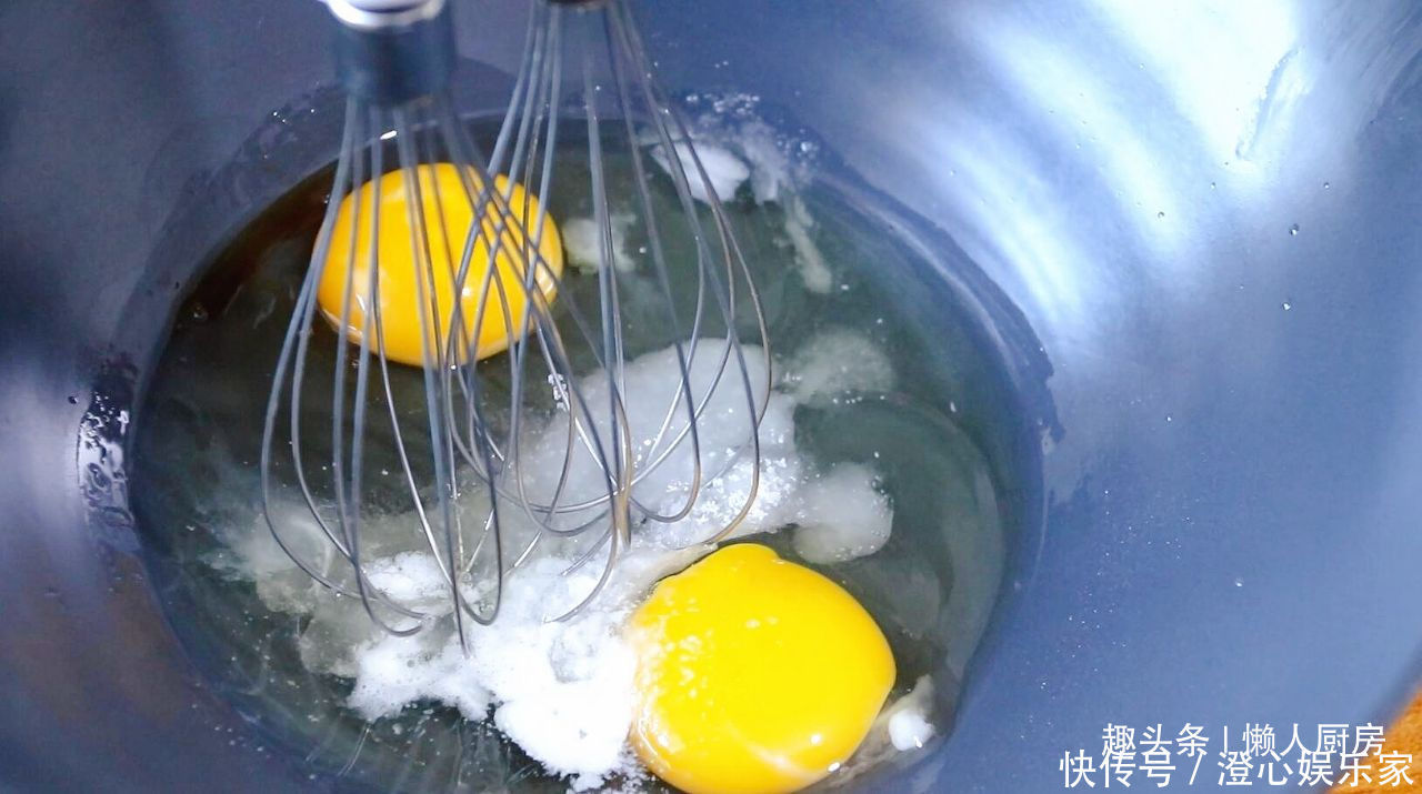 2个苹果,2个鸡蛋,教你苹果蛋糕的做法,淡淡水果香,吃着不腻