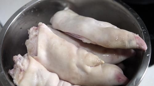 酱猪蹄，不用香料不用盐，只加3种调料，猪蹄软烂又筋道，特简单