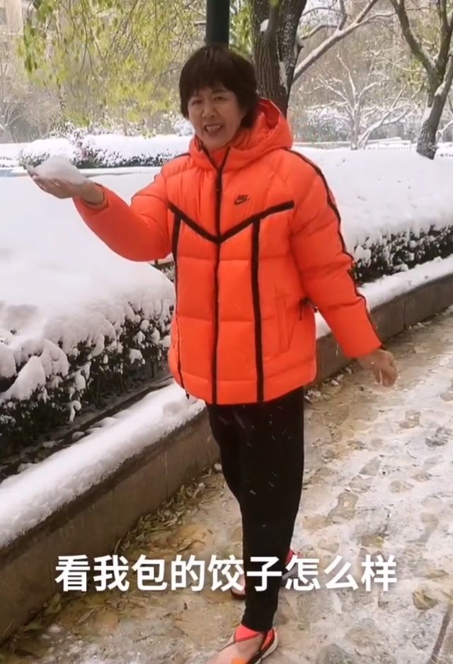 中国女排|享受生活！北京初雪后第一天，郎平出门打雪仗，扔雪球少女感十足